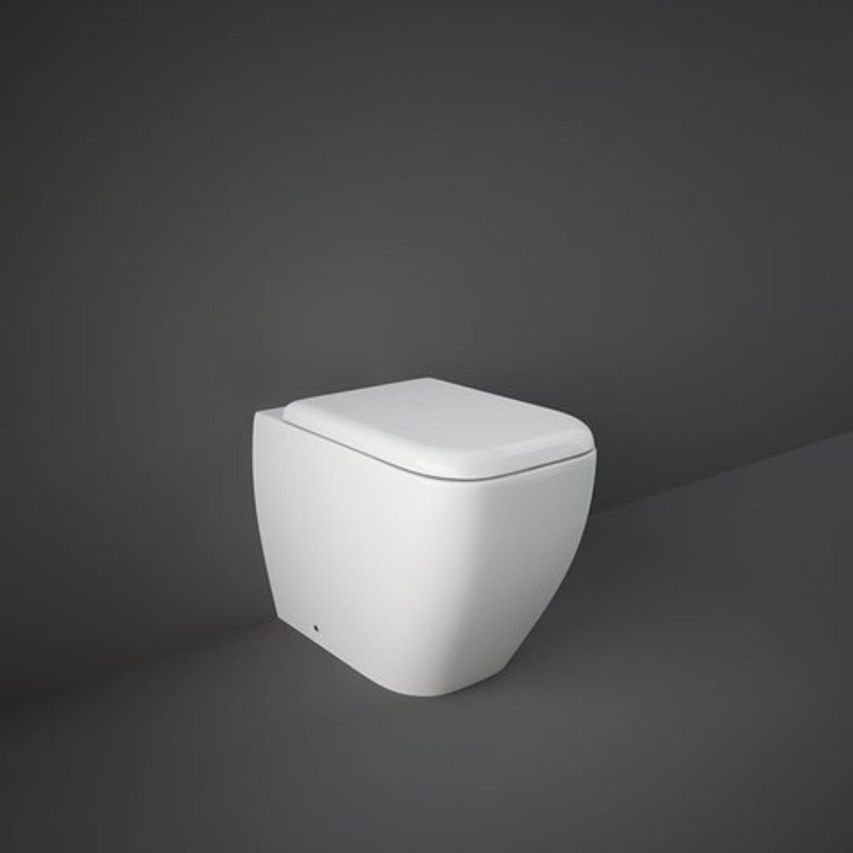 immagine-1-rak-ceramics-vaso-wc-a-pavimento-filo-parete-rak-metropolitan-in-ceramica-sedile-con-coperchio-flat-metropolitan-originale-ean-99580360