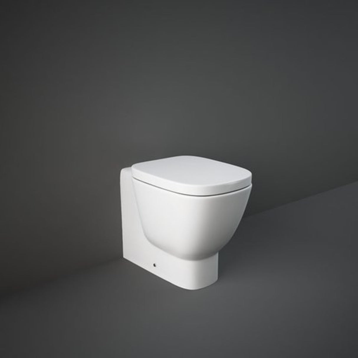 immagine-1-rak-ceramics-vaso-wc-a-pavimento-filo-parete-rak-one-in-ceramica-sedile-con-coperchio-flat-rak-one-originale-ean-99690915