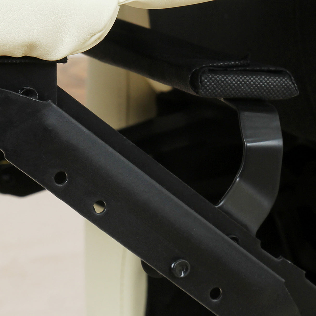 easycomfort easycomfort poltrona relax per interni reclinabile manualmente con cuscino imbottito in pelle pu e acciaio 75x82x99 cm crema ean 8055776913384