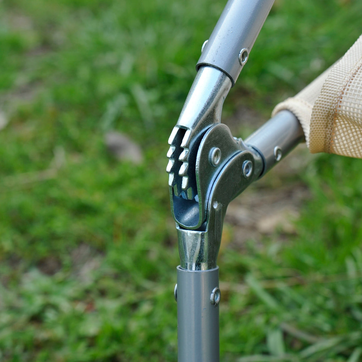 easycomfort set 2 lettini prendisole pieghevoli con schienale reclinabile a 4 livelli metallo e tessuto a rete beige