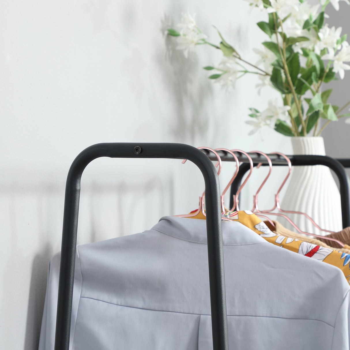 easycomfort easycomfort appendiabiti da terra stile industriale con barra e 5 ripiani in legno e acciaio 101x39x160cm