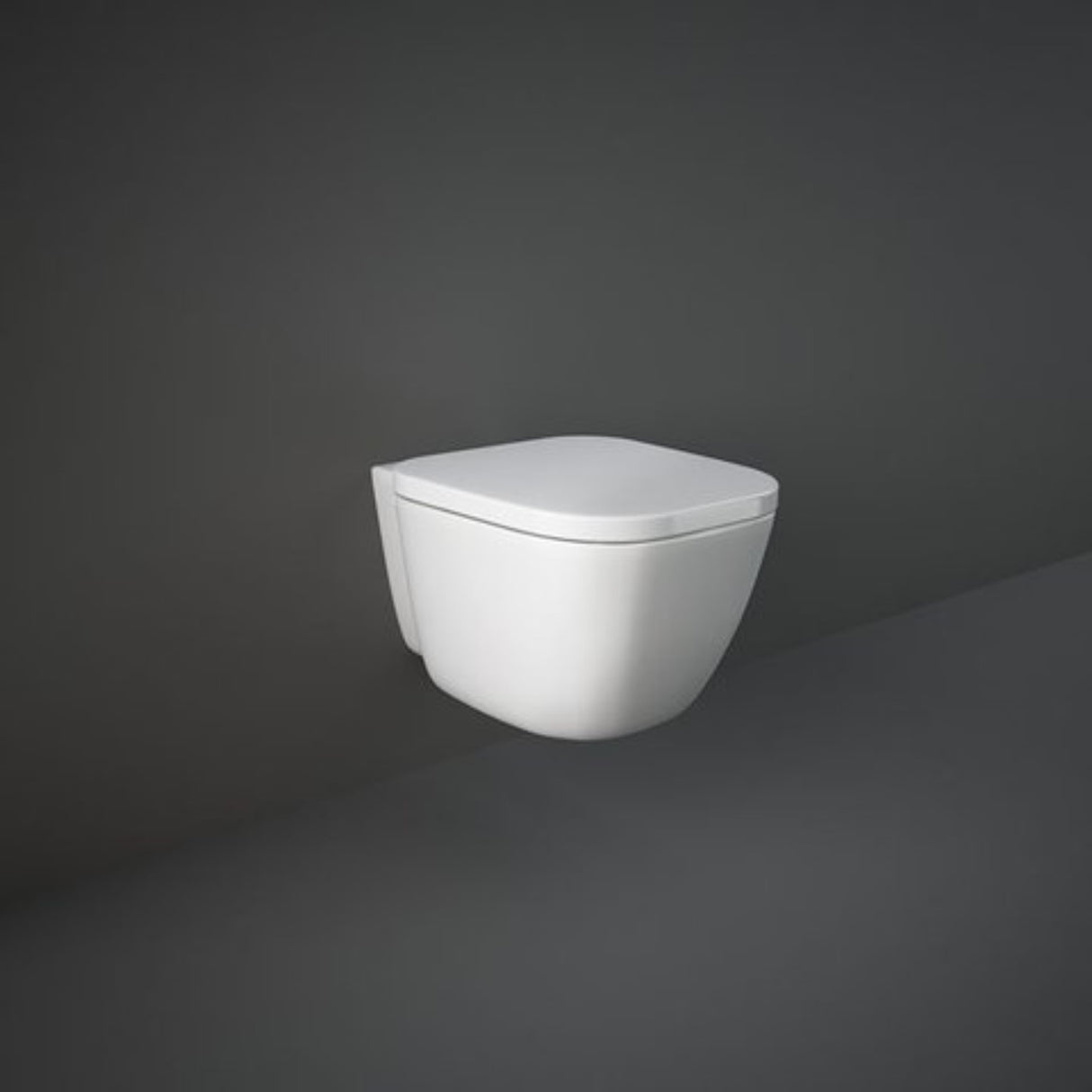 immagine-1-rak-ceramics-vaso-wc-sospeso-rak-one-in-ceramica-sedile-con-coperchio-flat-rak-one-originale-ean-99580285