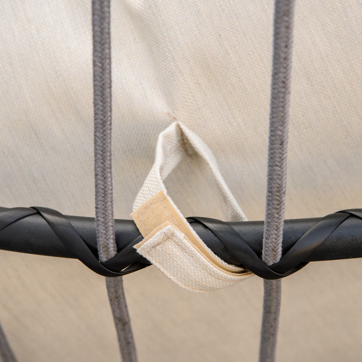 immagine-9-easycomfort-easycomfort-poltrona-sospesa-con-cuscino-e-struttura-in-metallo-per-giardino-e-soggiorno-101x101x188cm-nero